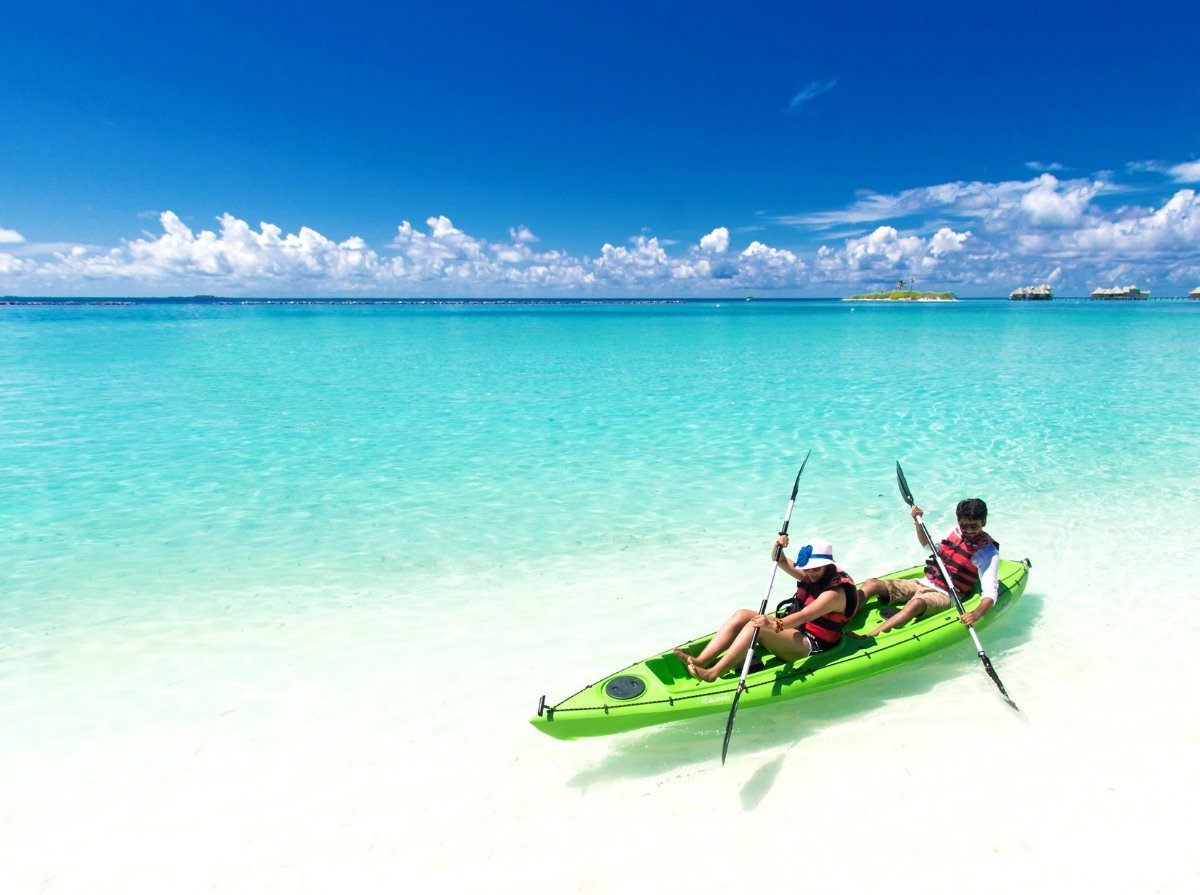 Pareja navegando en un Kayak